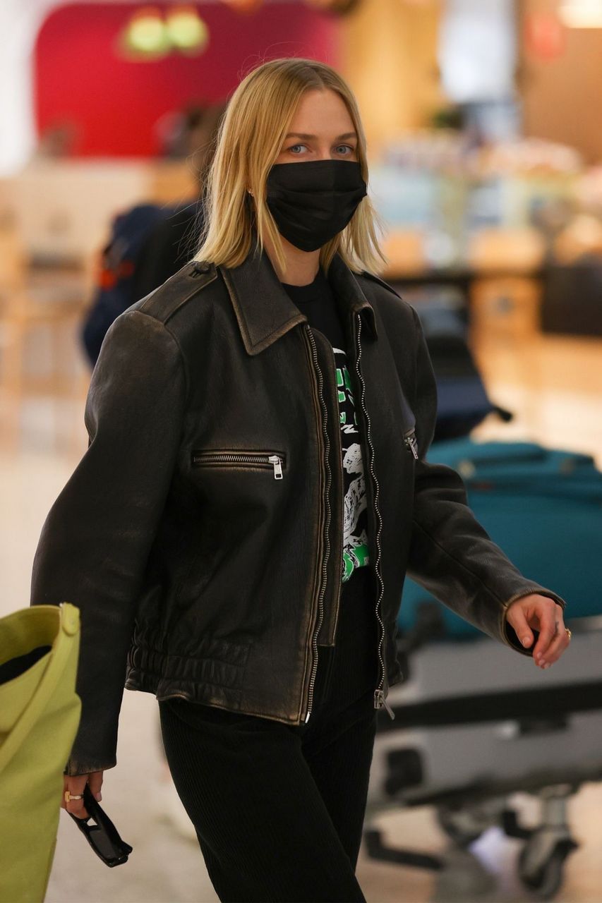 Lara Bingle Arrives Airport Sydney