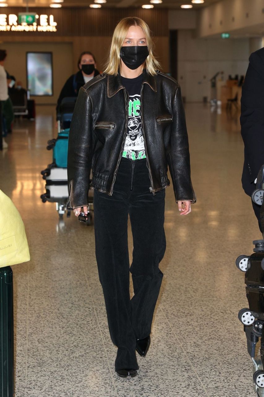 Lara Bingle Arrives Airport Sydney