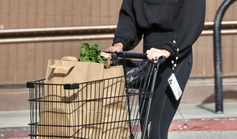 Laura Harrier Shopping Lassens Natural Food And Vitamins Los Angeles (7 photos)