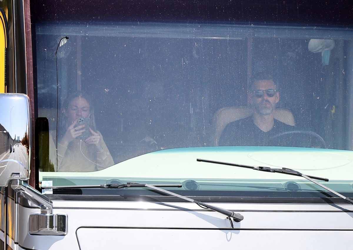 Leann Rimes And Eddie Cibrian Their Enormous Luxury Winnebago Los Angeles