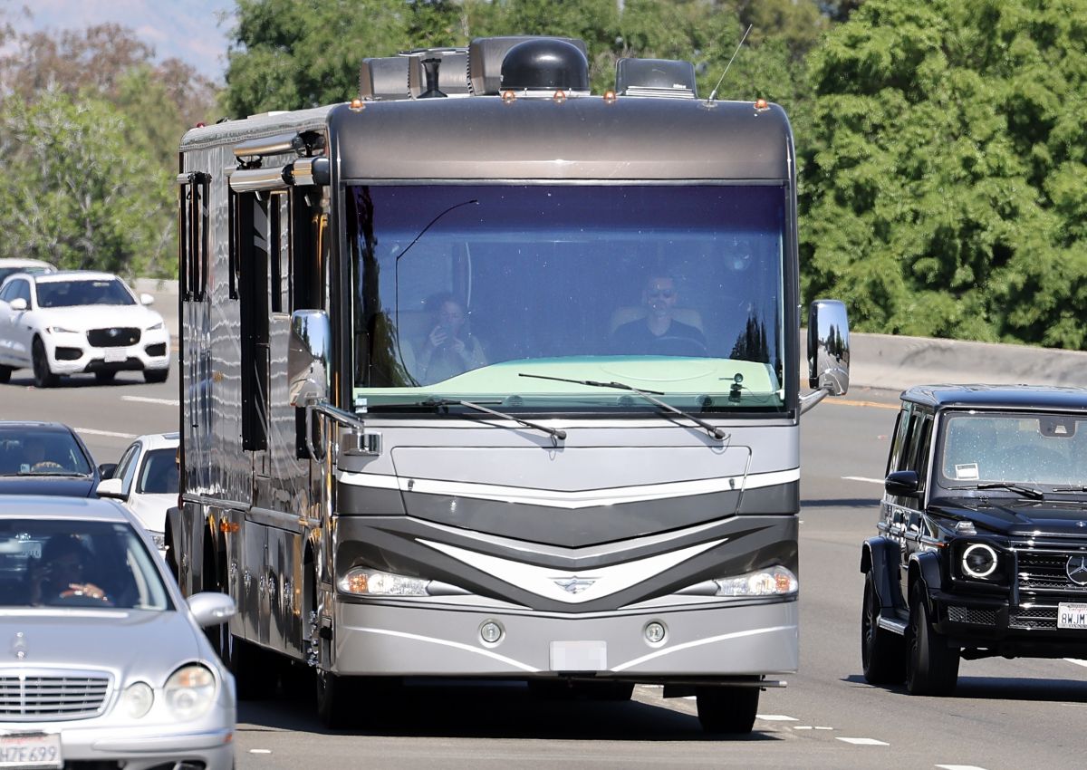 Leann Rimes And Eddie Cibrian Their Enormous Luxury Winnebago Los Angeles