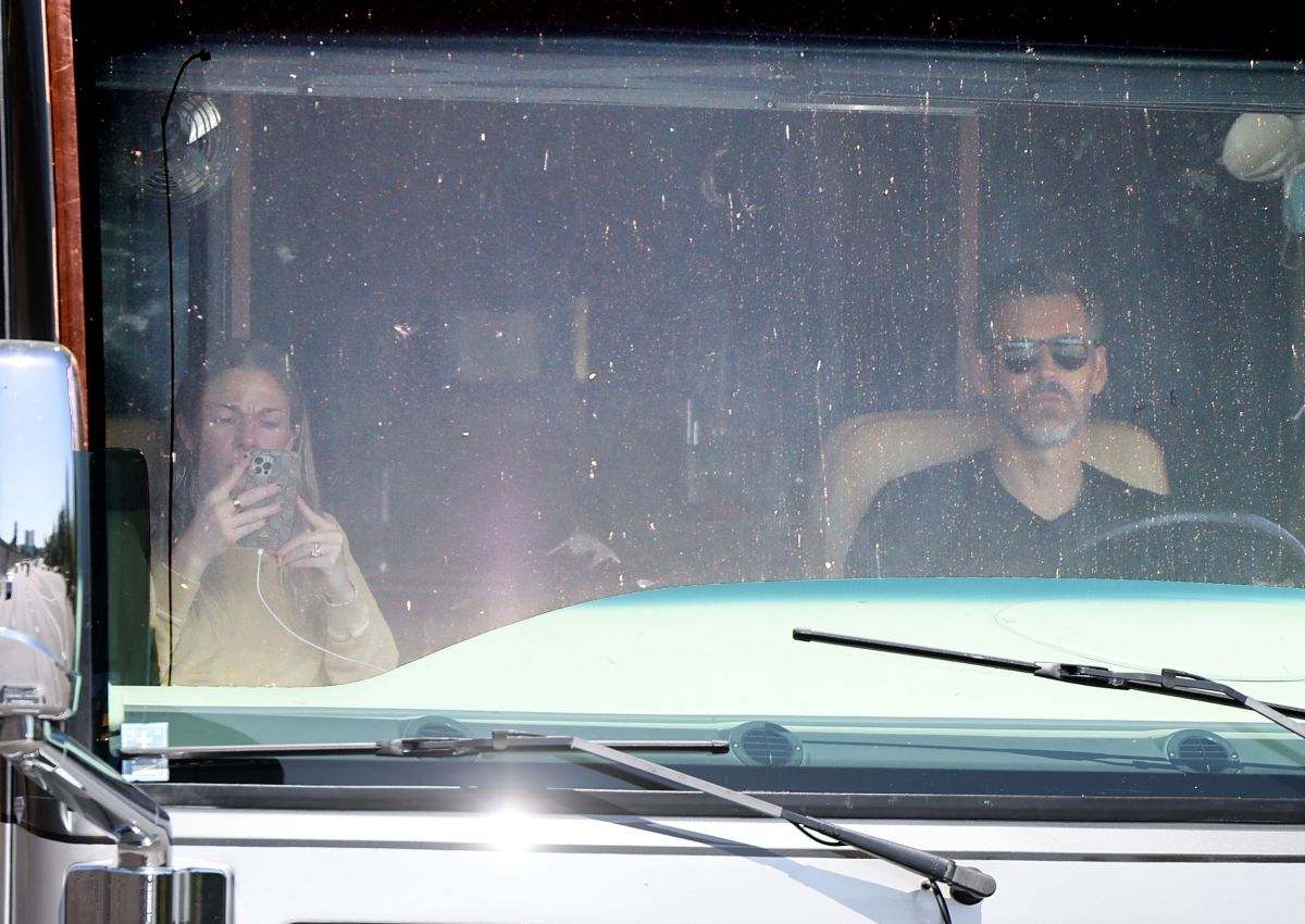 Leann Rimes And Eddie Cibrian Their Enormous Luxury Winnebago Los Angeles