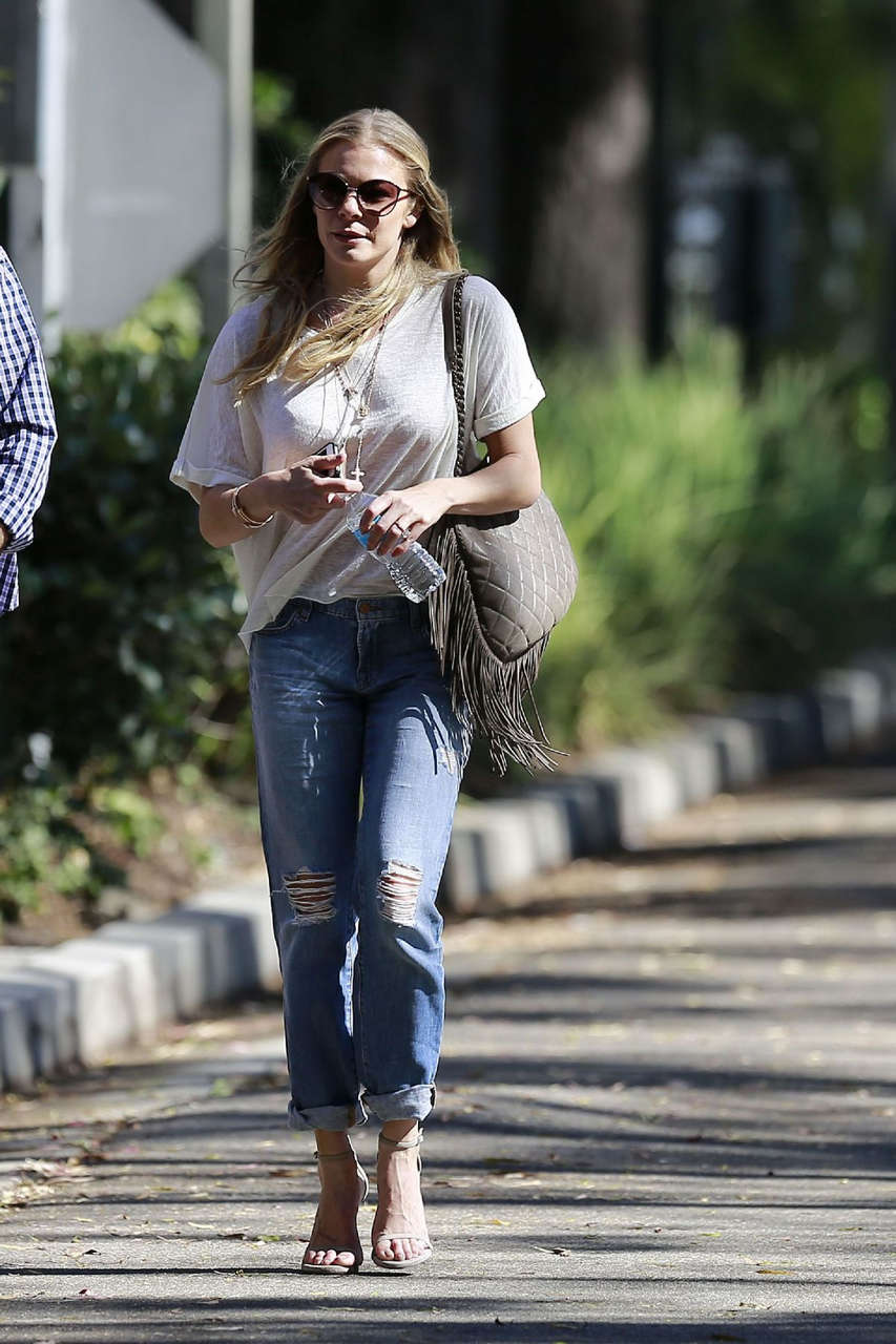 Leann Rimes Jeans Arrives Warner Brothers Studios Los Angeles