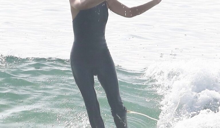 Leighton Meester Arrives Surfing Malibu (5 photos)