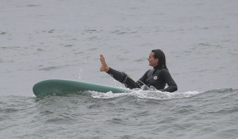 Leighton Meester Out For Morning Surf Session Malibu (10 photos)