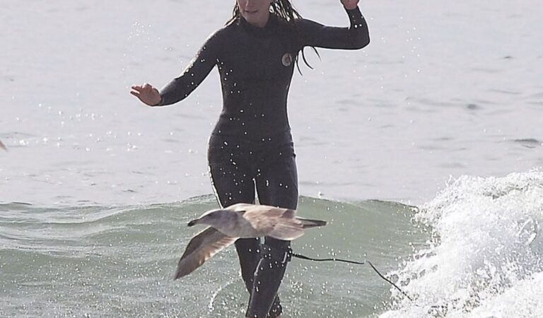 Leighton Meester Out For Surf Session Malibu (10 photos)