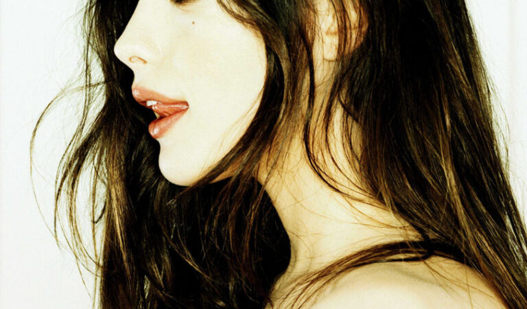 Les Beehive Liv Tyler By Guy Aroch For Violet (2 photos)