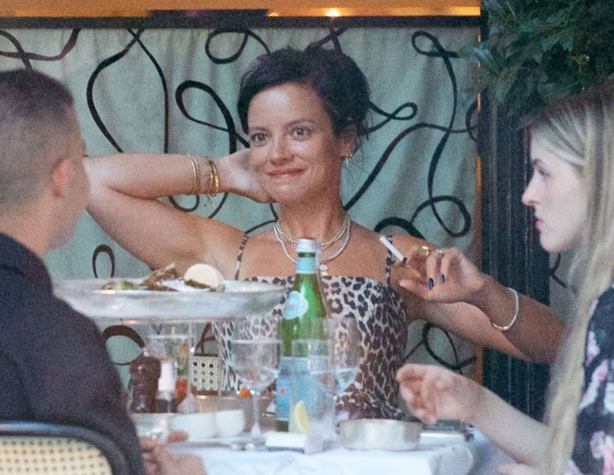 Lily Allen Out For Dinner With Friends Mayfair