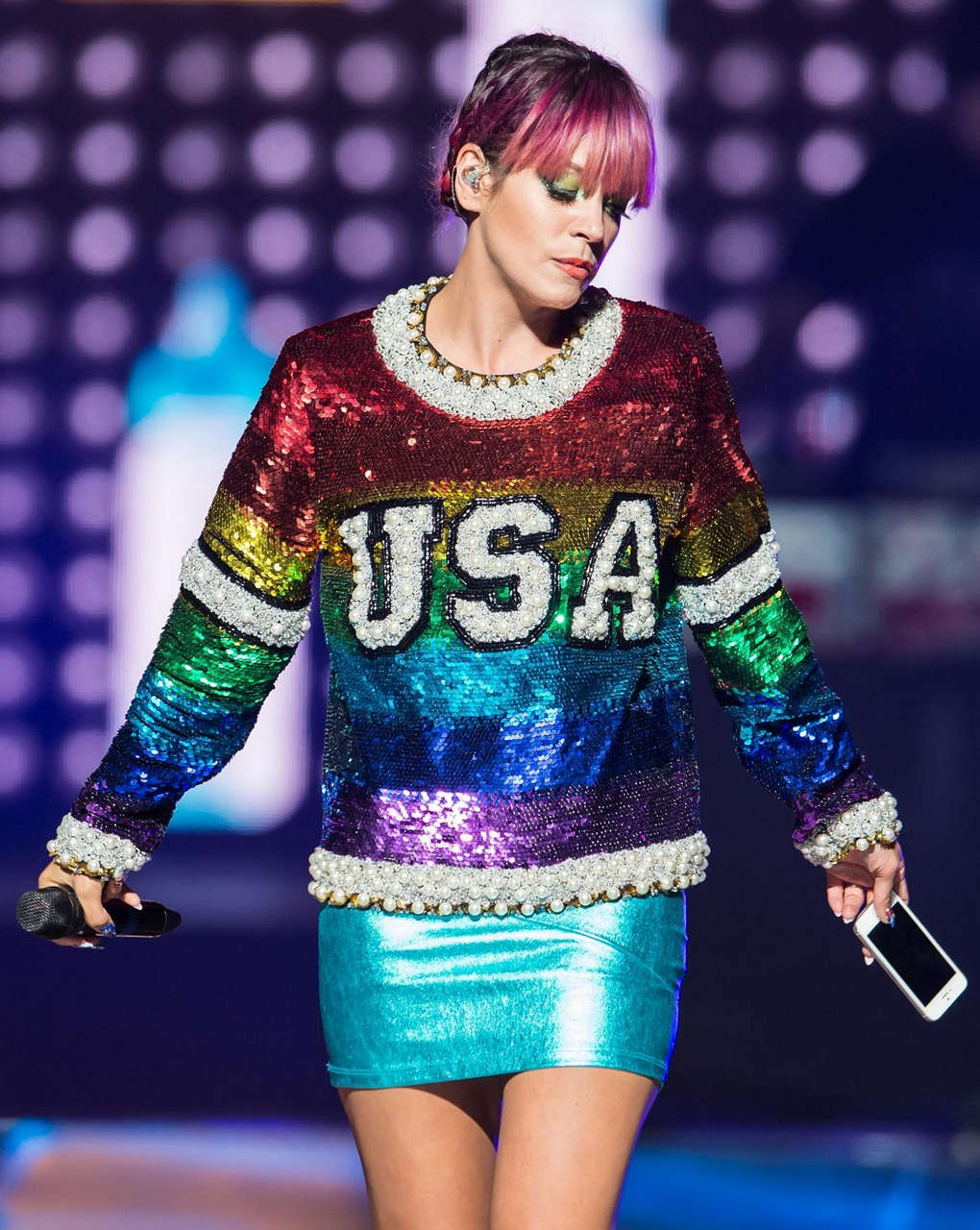 Lily Allen Performs Miley Cyrus Concert Philadelphia