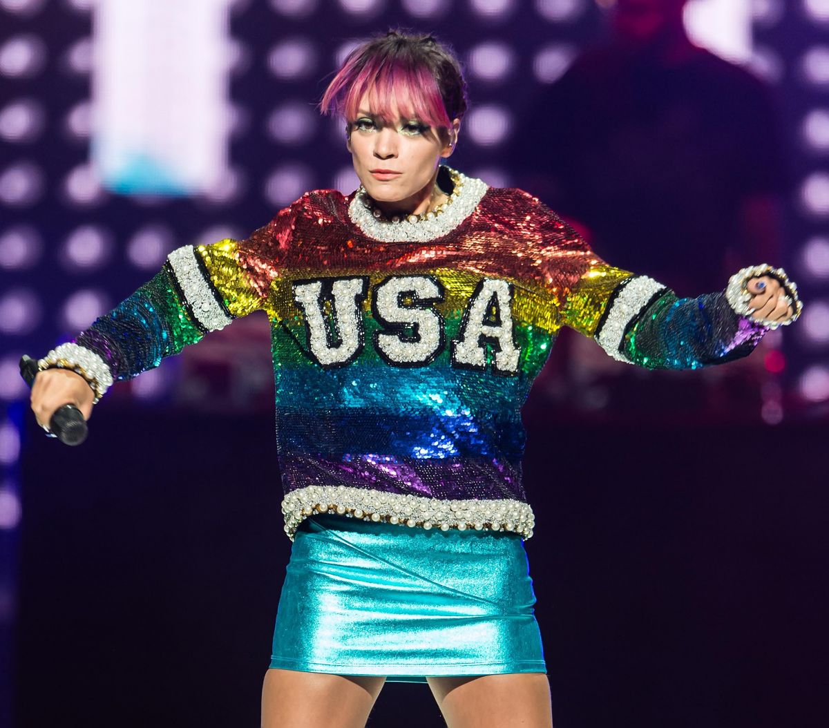 Lily Allen Performs Miley Cyrus Concert Philadelphia