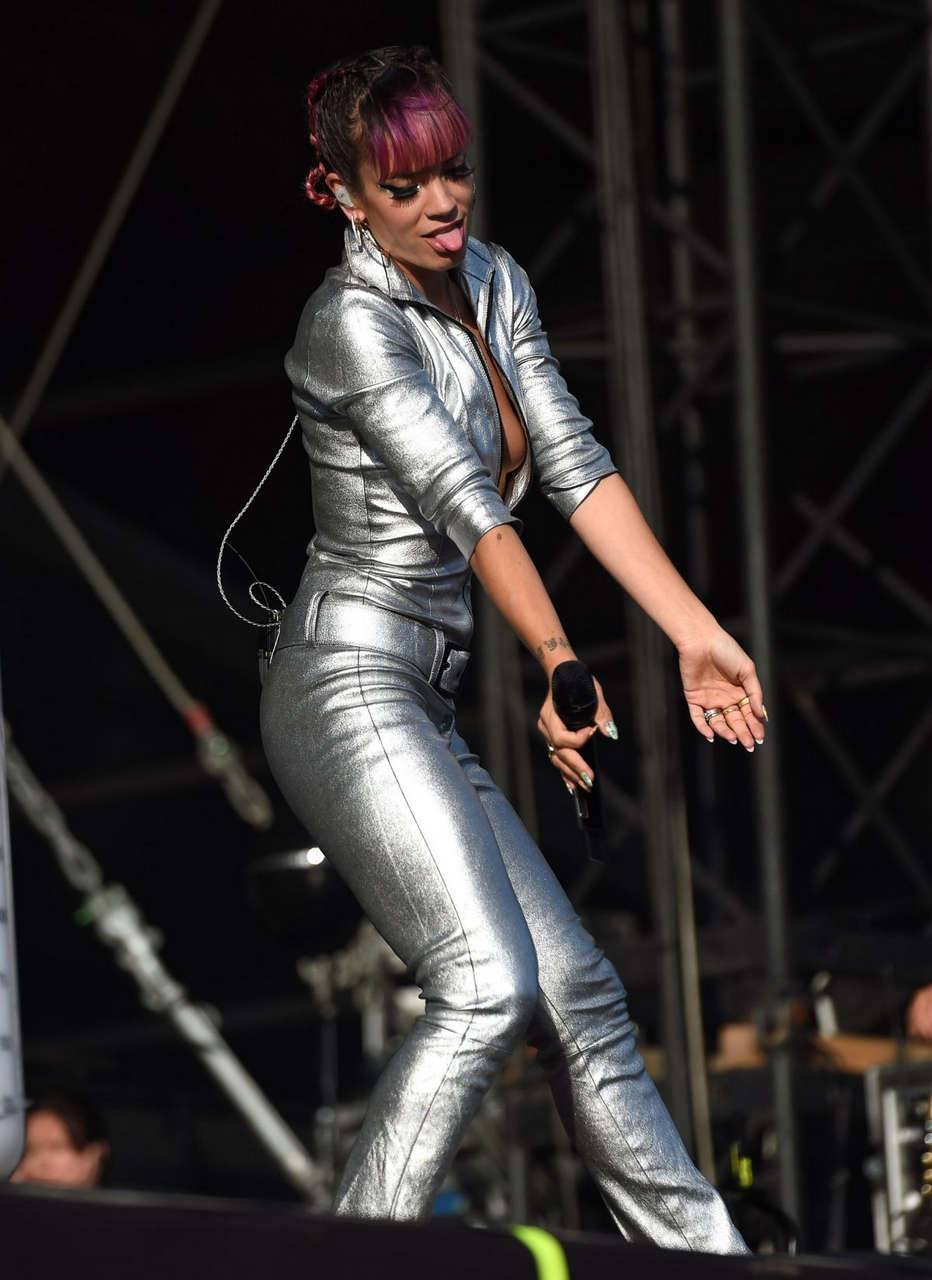 Lily Allen Performs V Festival Hylands Park