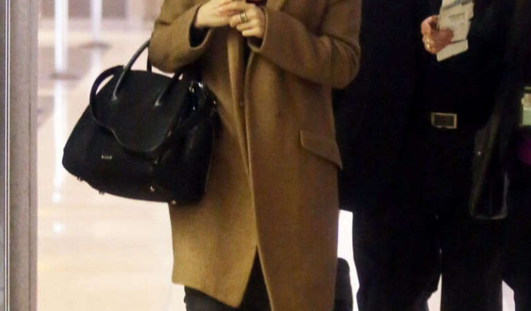 Lily Collins Lax Airport Los Angeles (11 photos)