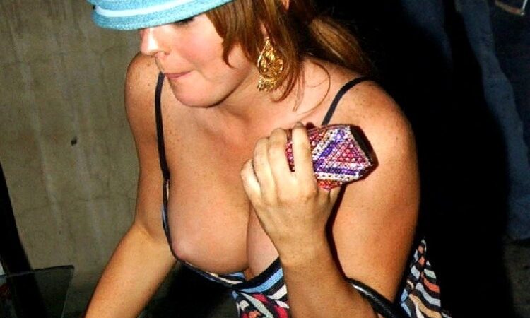 Lindsay Lohan Nipple Slip (3 photos)