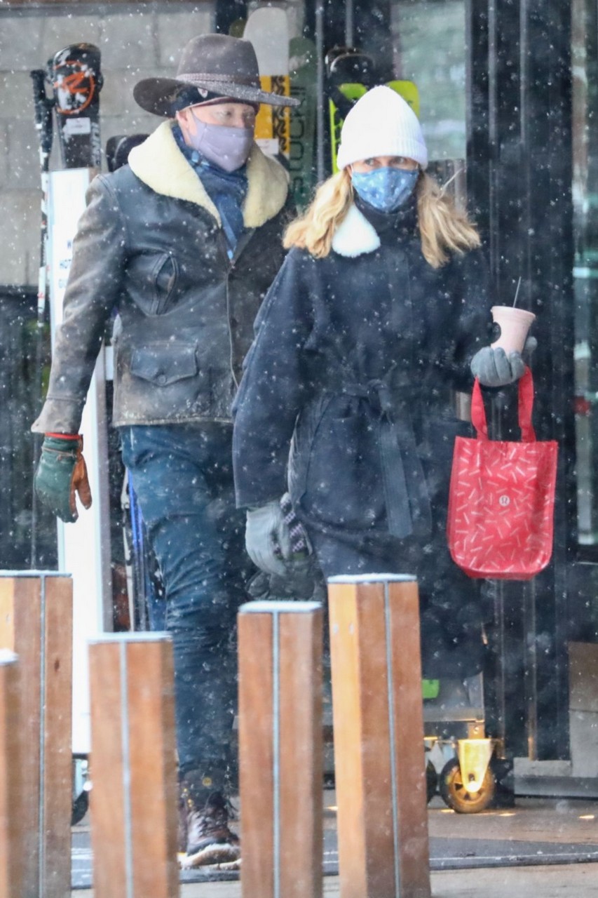 Liza Powel Conan O Brien Out Snowy Day Aspen