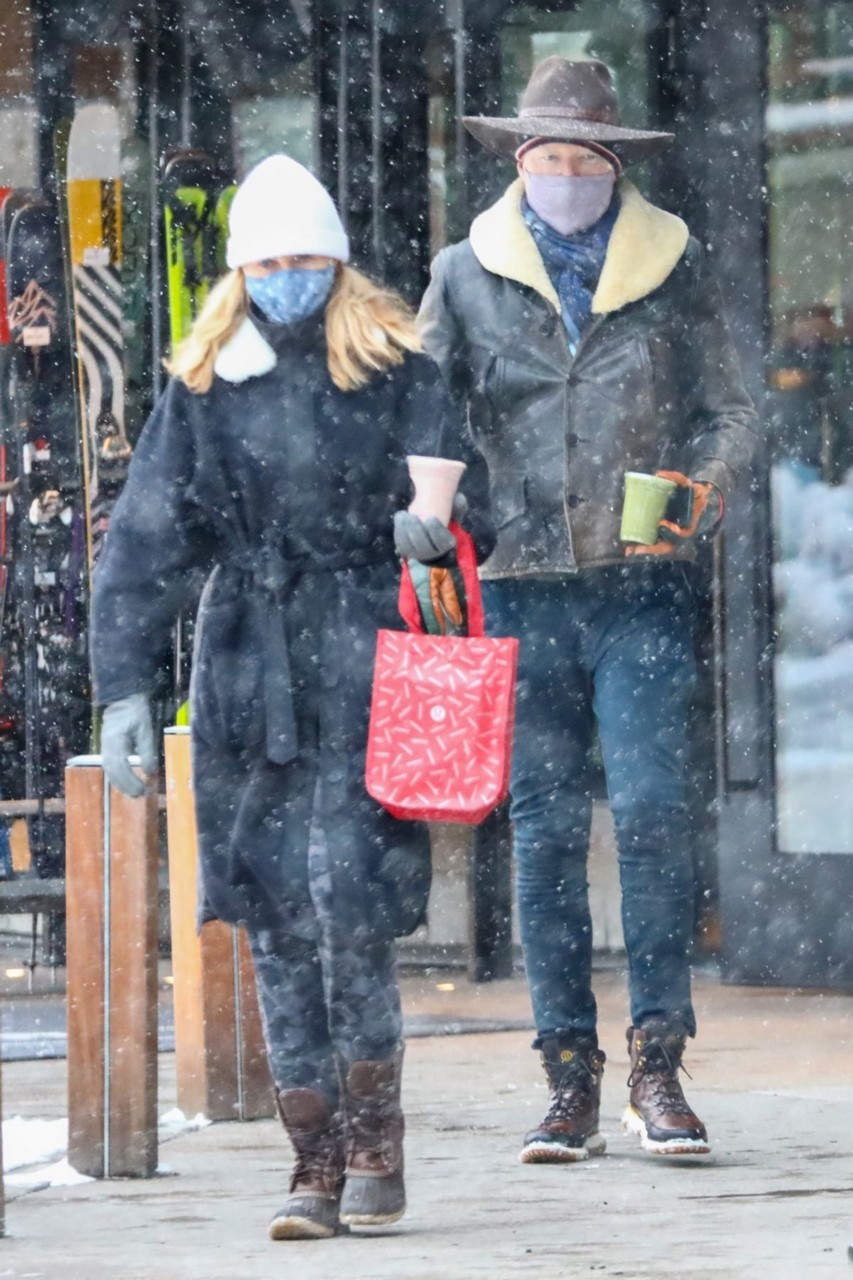 Liza Powel Conan O Brien Out Snowy Day Aspen