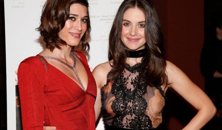Lizzy Caplan And Alison Brie Hot (1 photo)