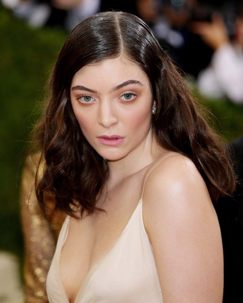 Lorde Braless