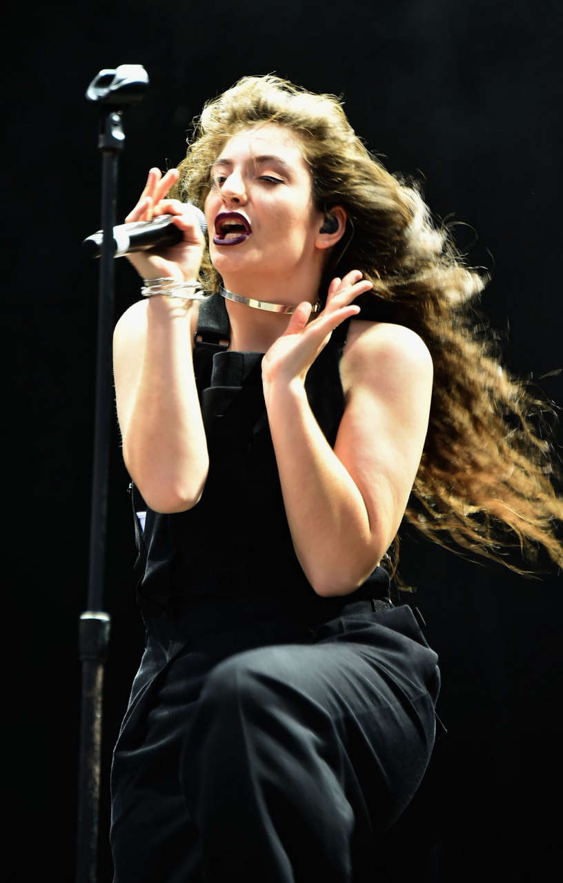 Lorde Performs Lollapalooza Festival