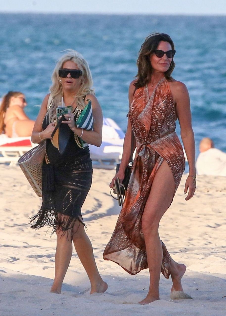 Luann De Lesseps Out With Friends Beach Miami