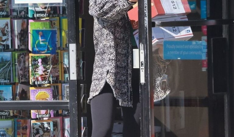 Lucy Hale Leaves Ups Store Stdio City (10 photos)