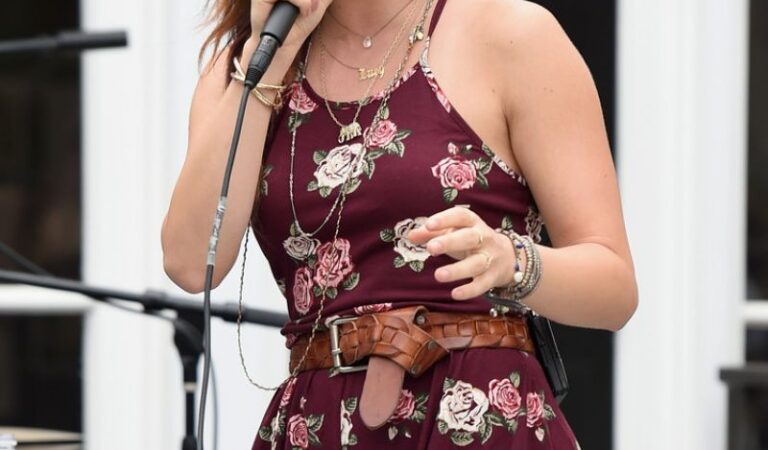 Lucy Hale Performs Hollister House (21 photos)