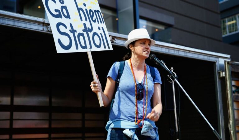 Lucy Lawless Protest Stop Deep Sea Oil Drilling (3 photos)