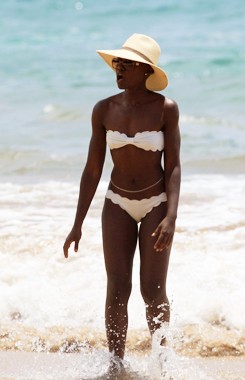 Lupita Nyongo Hits The Beach In Wailea Hawaii On