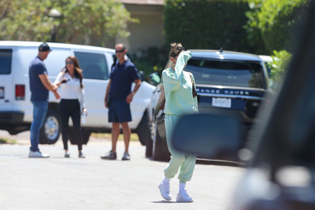Madison Beer Inspecting Her New Home Los Angeles