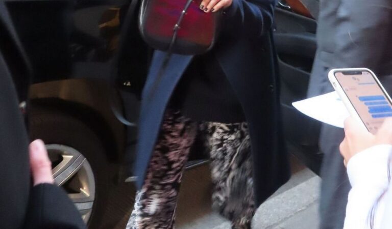 Maggie Gyllenhaal Arrives Nbc Studios New York (7 photos)
