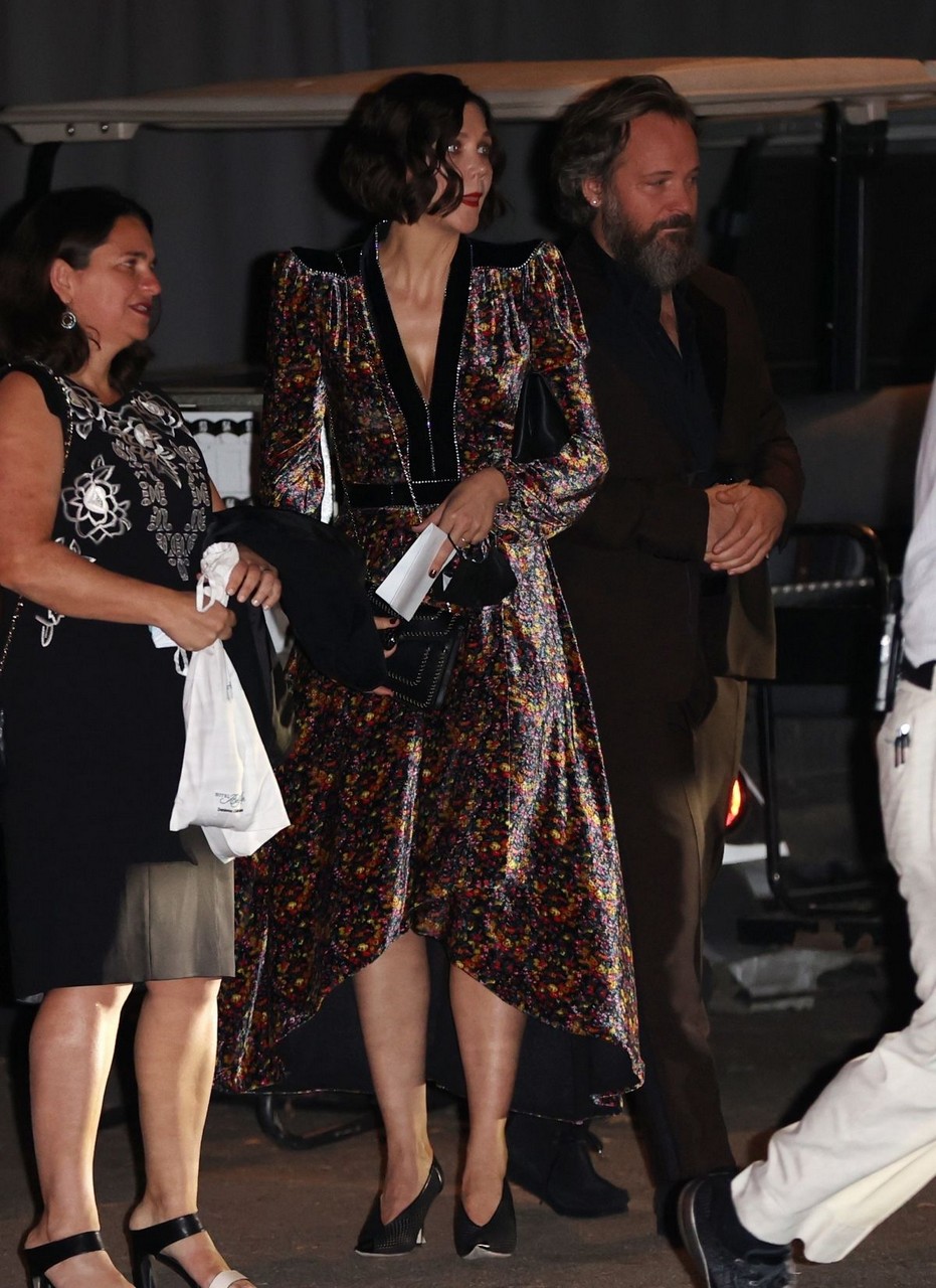 Maggie Gyllenhaal Arrives Simon Huck S Wedding Bel Air Hotel