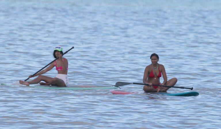 Malia And Sahsa Obamam Paddle Boarding Honolulu (9 photos)