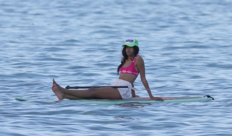 Malia Sasha Obama Paddle Boards Honolulu (9 photos)