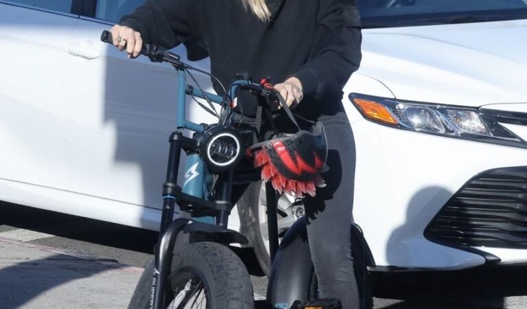 Malin Akerman Rides Her Electric Motorcycle Out Los Angeles (7 photos)
