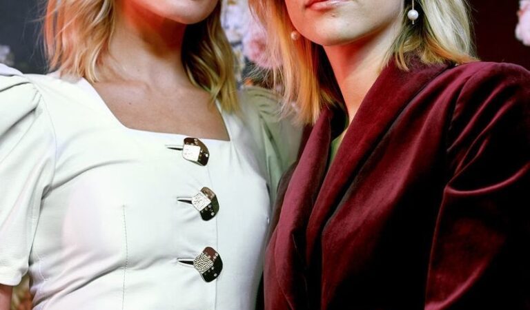 Margot Robbie And Saoirse Ronan Hot (2 photos)