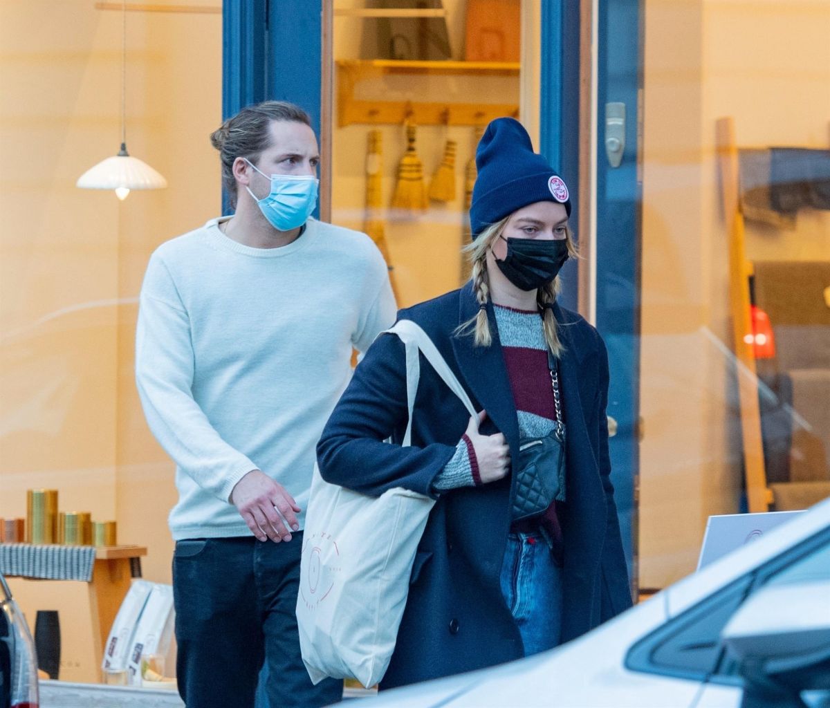 Margot Robbie And Tom Ackerley Out Shopping London