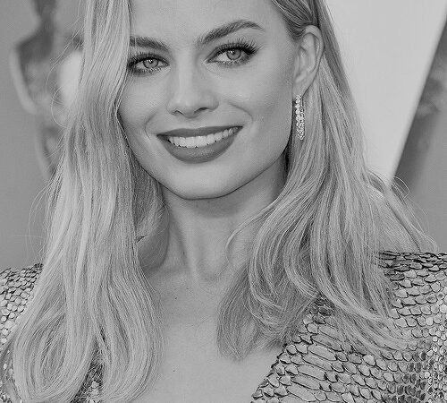 Margot Robbie Attends The 88th Annual Academy (2 photos)