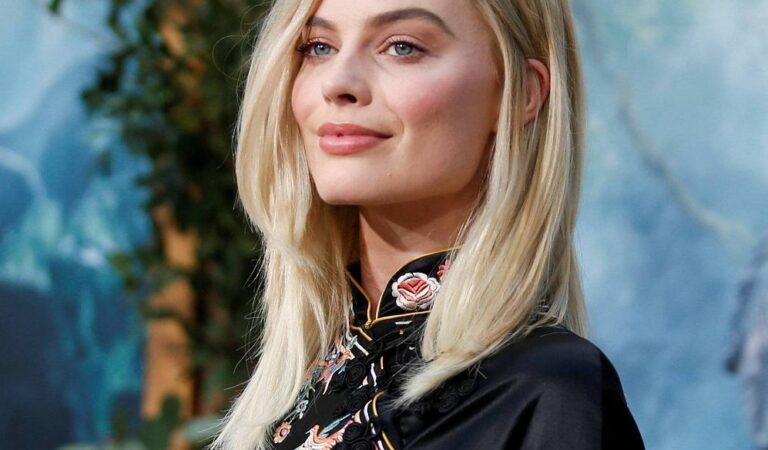 Margot Robbie She Looks Like A Classic Old Style Hot (1 photo)