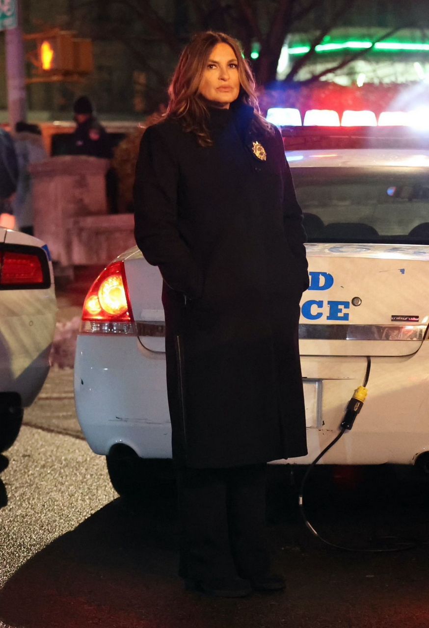 Mariska Hargitay On Set Of Law And Order Svu New York