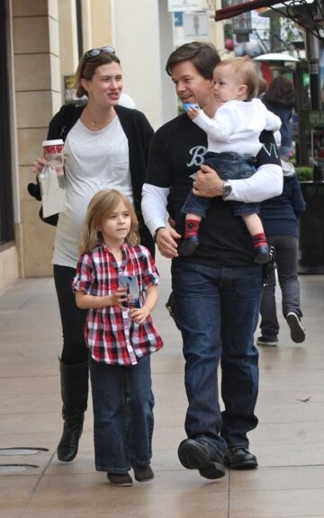 Mark Wahlberg Out In La With The Family