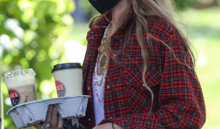 Mary Kate Olsen Out For Coffee New York (5 photos)