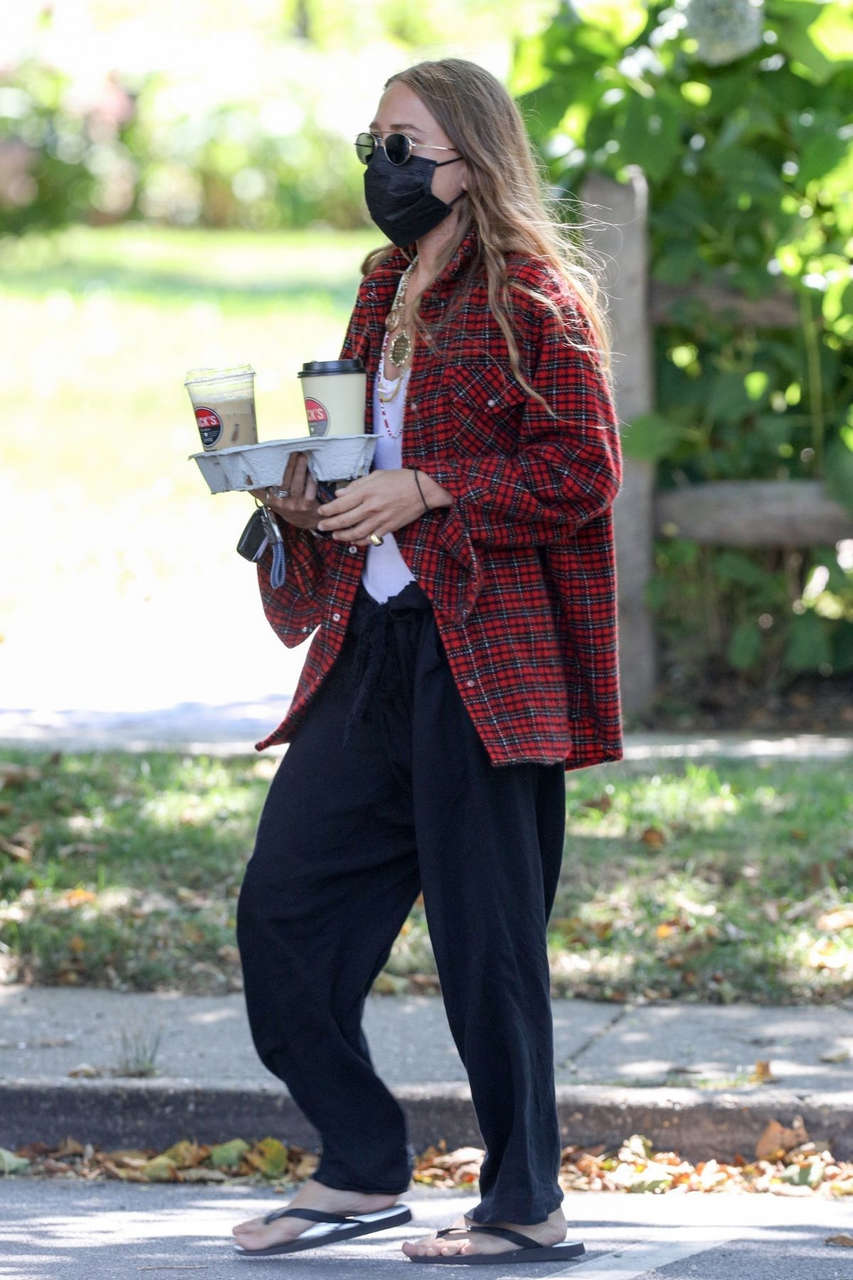 Mary Kate Olsen Out For Coffee New York