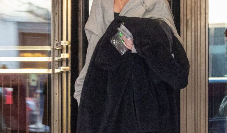 Megan Fox And Machine Gun Kelly Leaves Their Hotel (7 photos)
