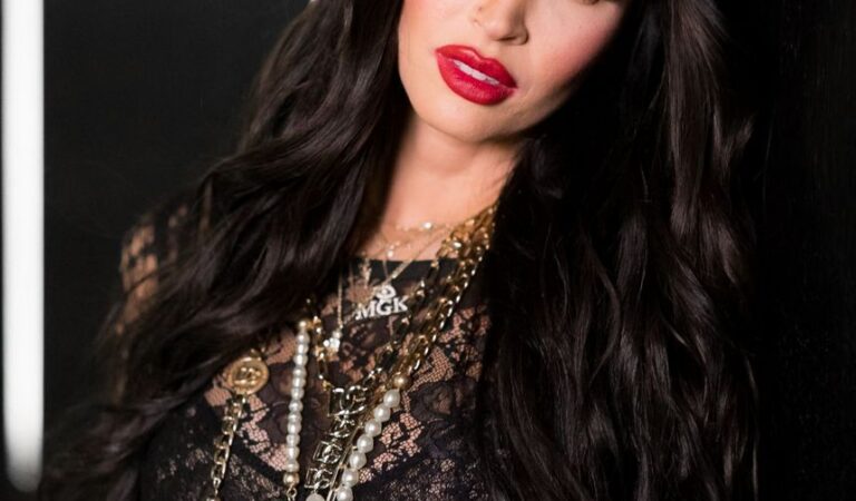 Megan Fox Dolce Gabbana Event Milan (6 photos)