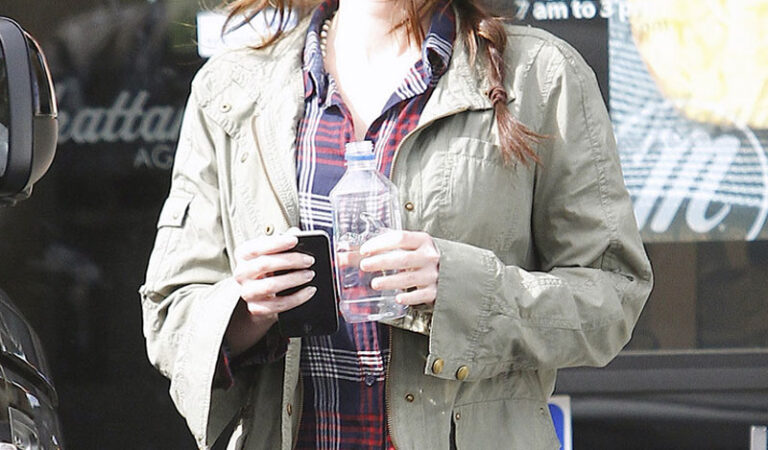 Megan Fox Tight Leaving Coffee Shop (24 photos)