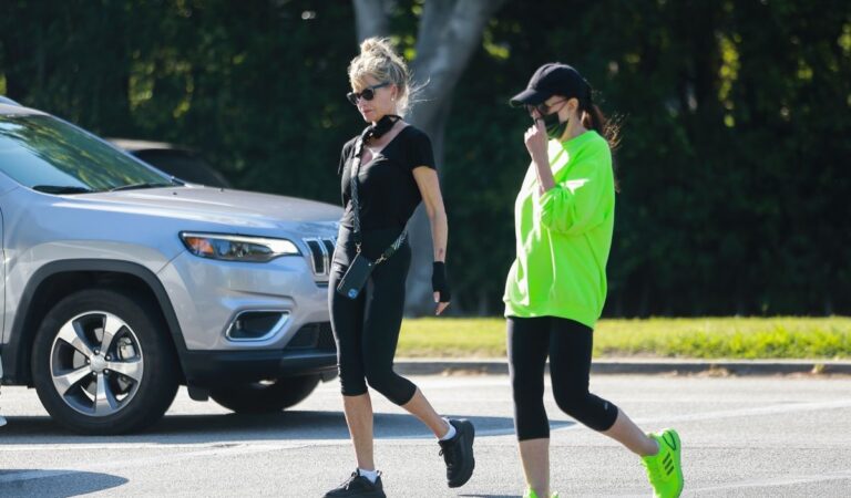 Melanie Griffith Out Hiking Beverly Hills (7 photos)