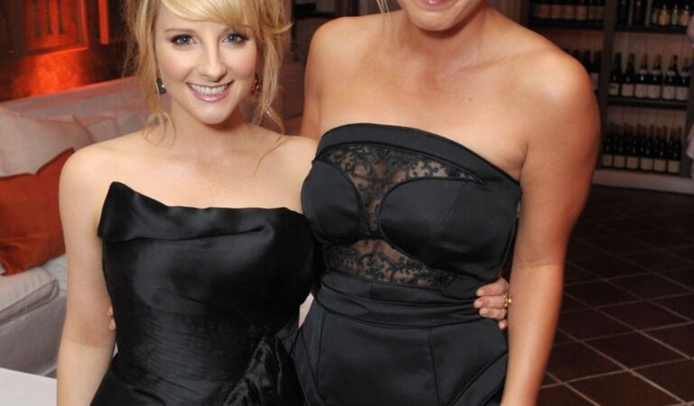 Melissa Rouch And Kaley Cuoco Hot (1 photo)
