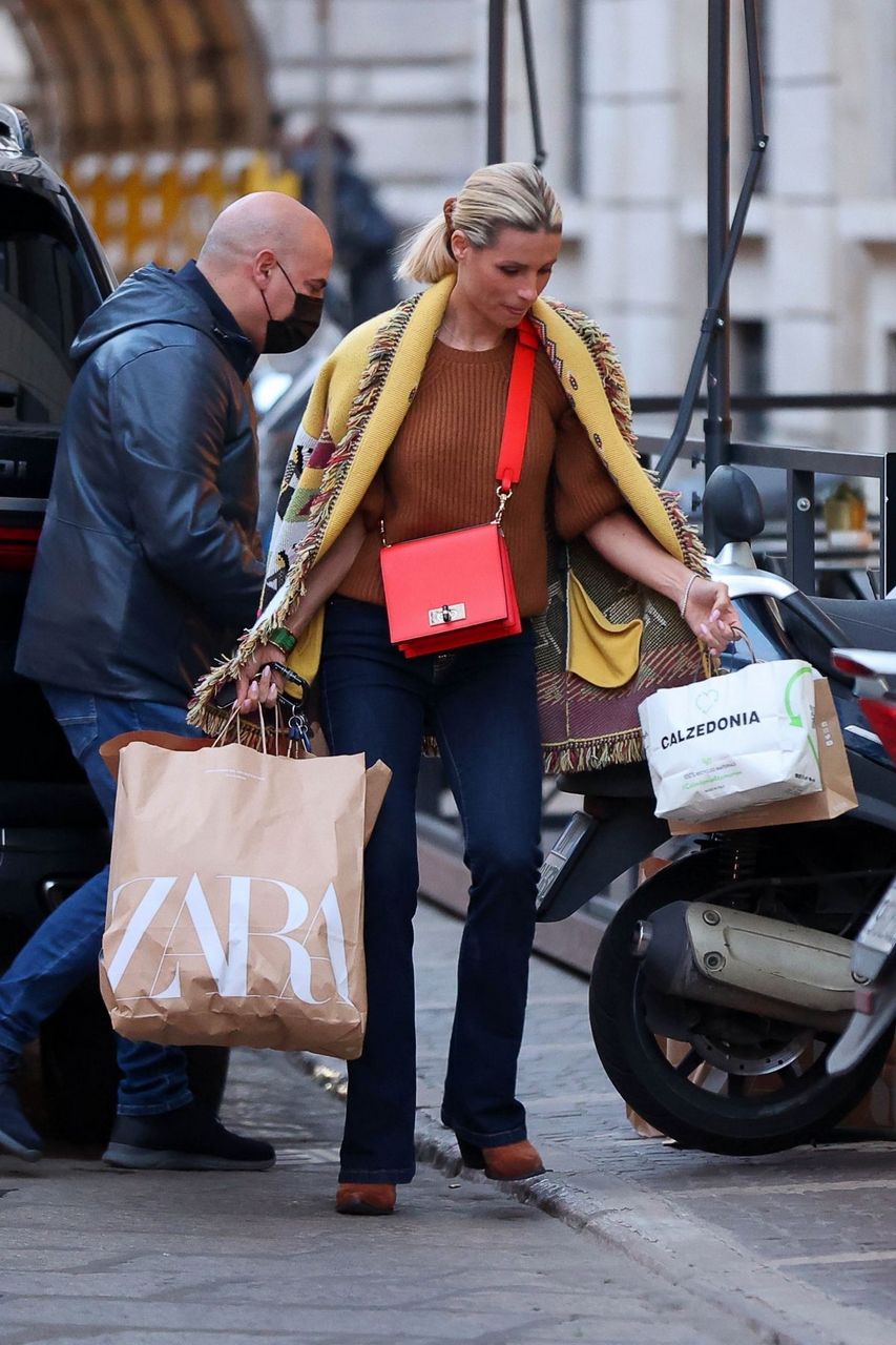 Michelle Hunziker Shopping Zara Milan