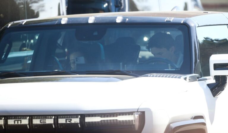 Mila Kunis And Ashton Kutcher Out His Electric Hummer Los Angeles (10 photos)