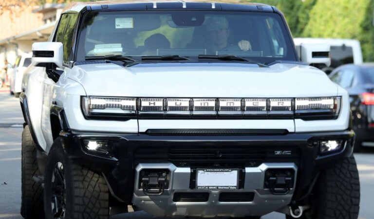 Mila Kunis And Ashton Kutcher Rides Their Hummer Electric Truck Los Angeles (7 photos)