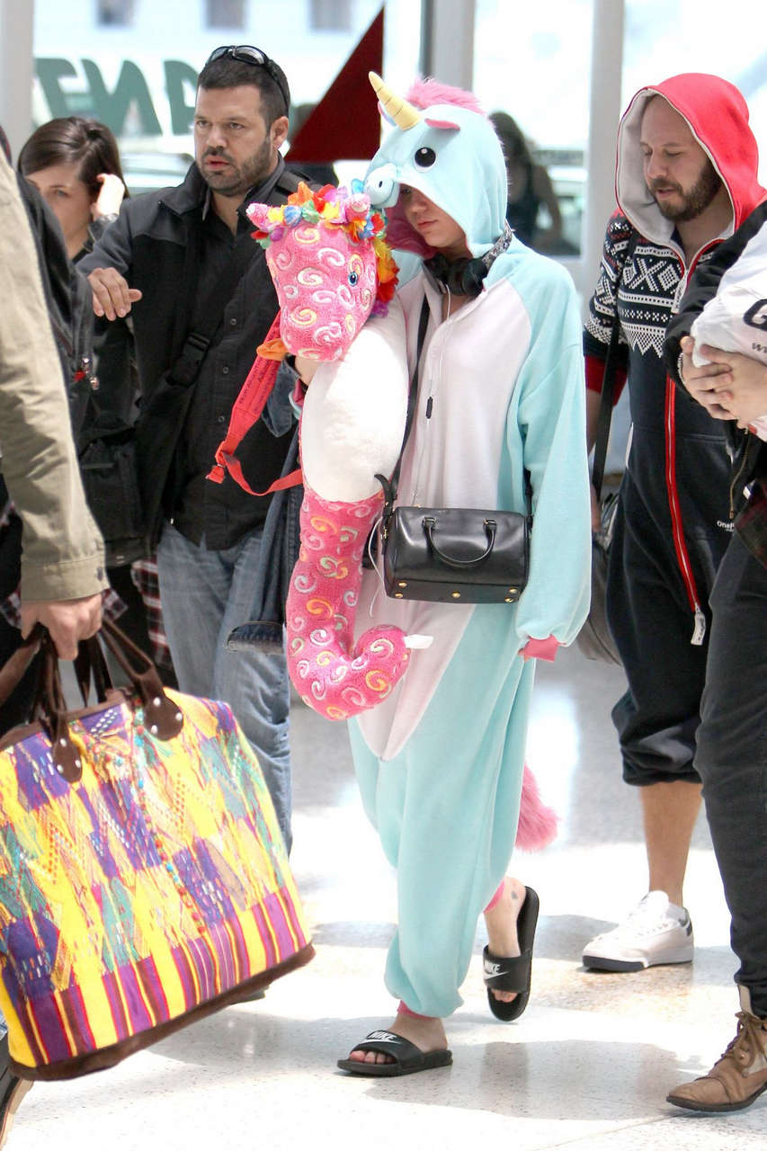 Miley Cyrus Airport Sydney